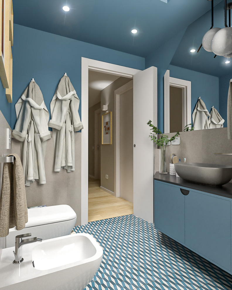 Свежая идея для дизайна: маленькая ванная комната в современном стиле с плоскими фасадами, синими фасадами, душем в нише, раздельным унитазом, бежевой плиткой, керамогранитной плиткой, синими стенами, полом из керамогранита, душевой кабиной, настольной раковиной, столешницей из искусственного камня, разноцветным полом, душем с раздвижными дверями, черной столешницей, сиденьем для душа, тумбой под одну раковину, подвесной тумбой и многоуровневым потолком для на участке и в саду - отличное фото интерьера