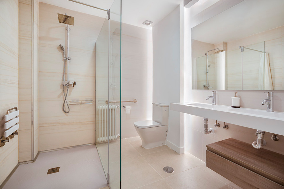 Contemporary master bathroom in Madrid with open cabinets, white cabinets, a corner shower, a one-piece toilet, beige tile, ceramic tile, beige walls, ceramic floors, an integrated sink, beige floor, a hinged shower door and white benchtops.