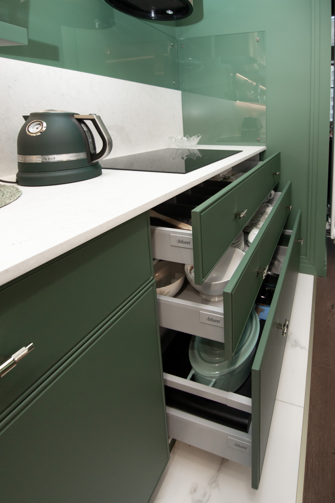 Стильная неоклассическая кухня в темно-изумрудном цвете