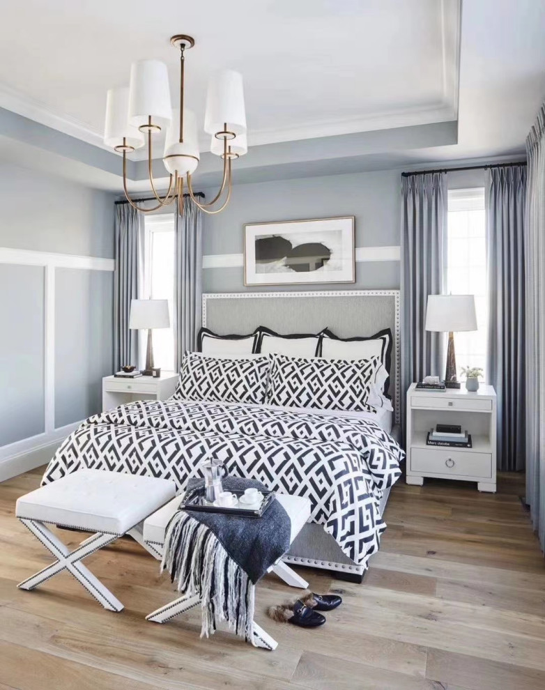 На фото: гостевая спальня среднего размера, (комната для гостей) в стиле неоклассика (современная классика) с синими стенами, паркетным полом среднего тона, коричневым полом, многоуровневым потолком и панелями на стенах с