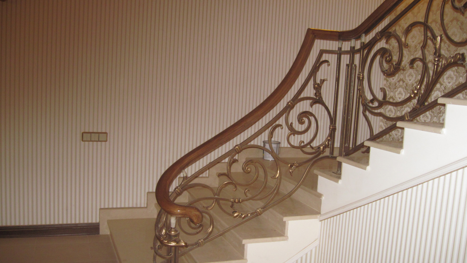 Деревянный гнутый поручень на кованые ограждения лестниц.