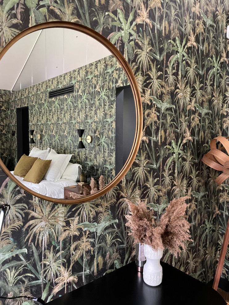 Foto de dormitorio principal y abovedado contemporáneo grande con paredes verdes, suelo de madera en tonos medios, estufa de leña, marco de chimenea de hormigón, suelo marrón y papel pintado
