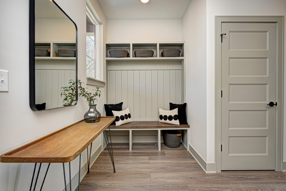 Idee per un ingresso con anticamera design di medie dimensioni con pavimento marrone, pareti bianche e pavimento in legno massello medio
