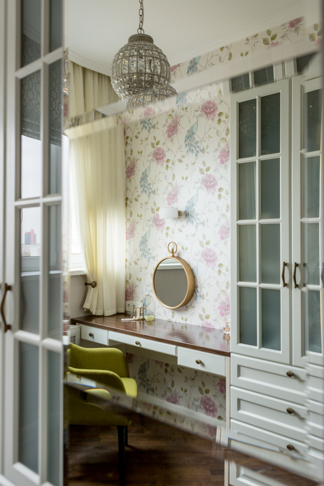 Белое, черное и яркие тона - реализованный проект квартиры в Москве.