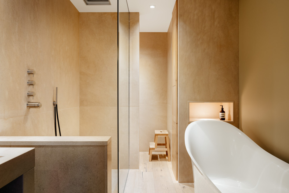 Пример оригинального дизайна: ванная комната в белых тонах с отделкой деревом в современном стиле с отдельно стоящей ванной, душем над ванной, инсталляцией, бежевыми стенами, светлым паркетным полом и бежевым полом