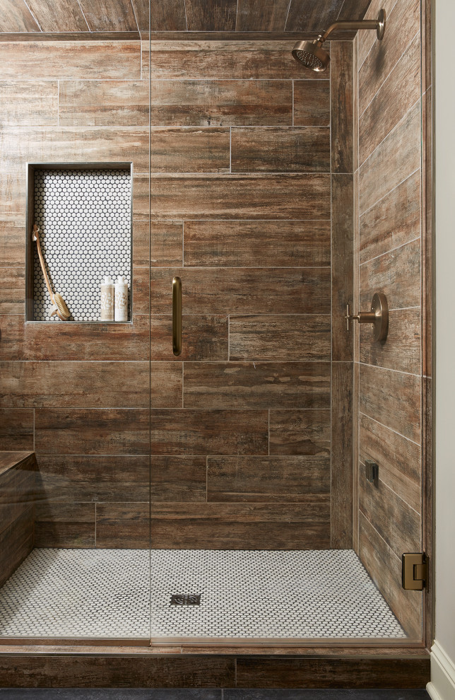 Inspiration för ett mellanstort vintage vit vitt badrum med dusch, med skåp i shakerstil, svarta skåp, en dusch i en alkov, brun kakel, grå väggar, bänkskiva i kvarts, brunt golv och dusch med gångjärnsdörr