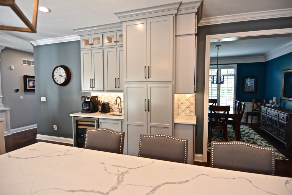 Kitchen - transitional kitchen idea in Indianapolis