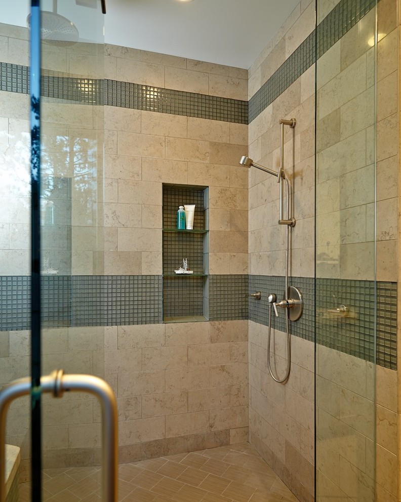 На фото: большая главная ванная комната в современном стиле с плоскими фасадами, зелеными фасадами, угловой ванной, угловым душем, бежевой плиткой, каменной плиткой, зелеными стенами, темным паркетным полом, врезной раковиной и мраморной столешницей