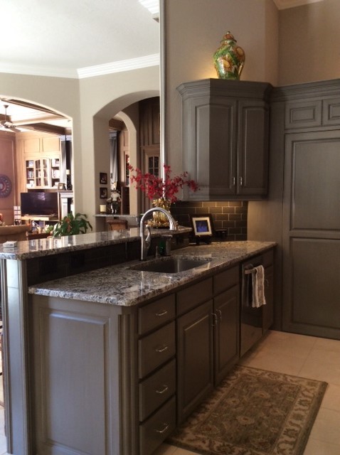 Photo of a traditional kitchen in Dallas with granite benchtops and with island.