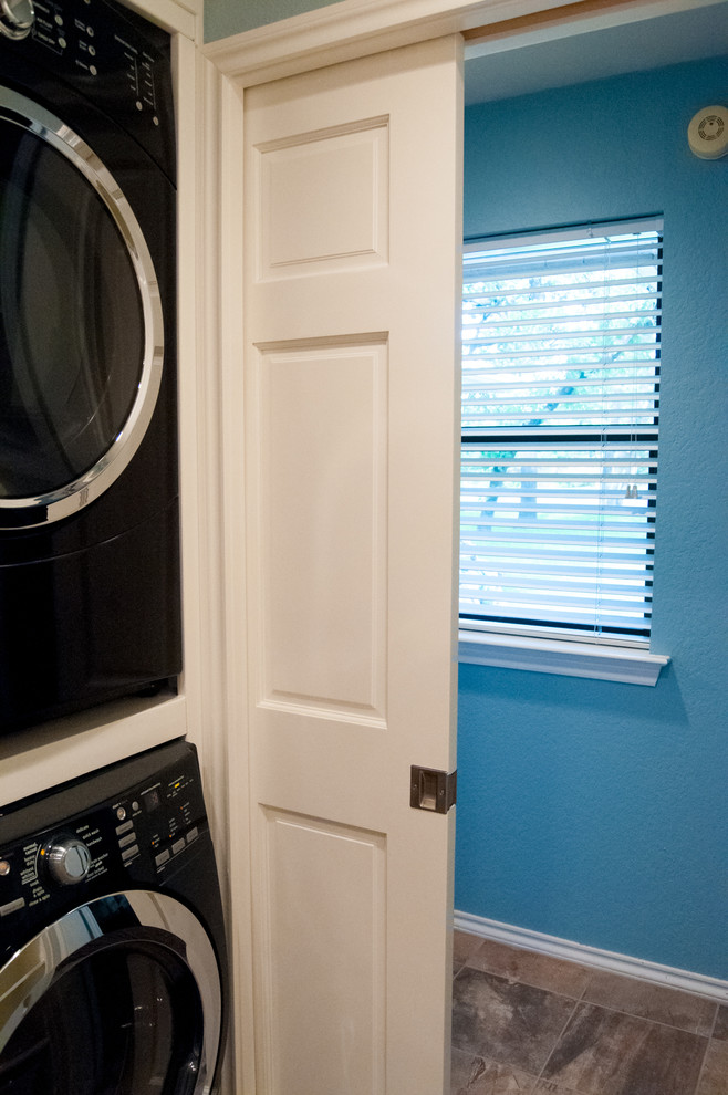 Inspiration for a traditional laundry room in Dallas.