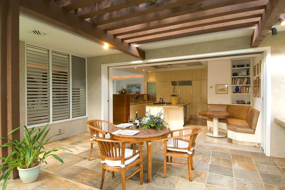 Photo of a contemporary patio in Hawaii.