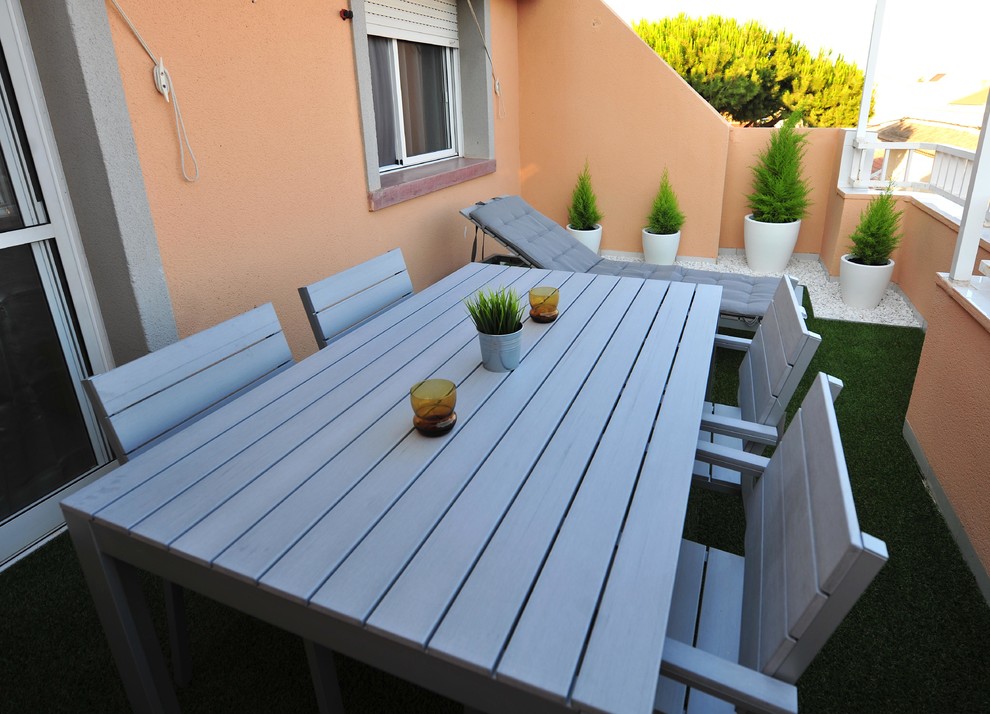 This is an example of a contemporary deck in Madrid.