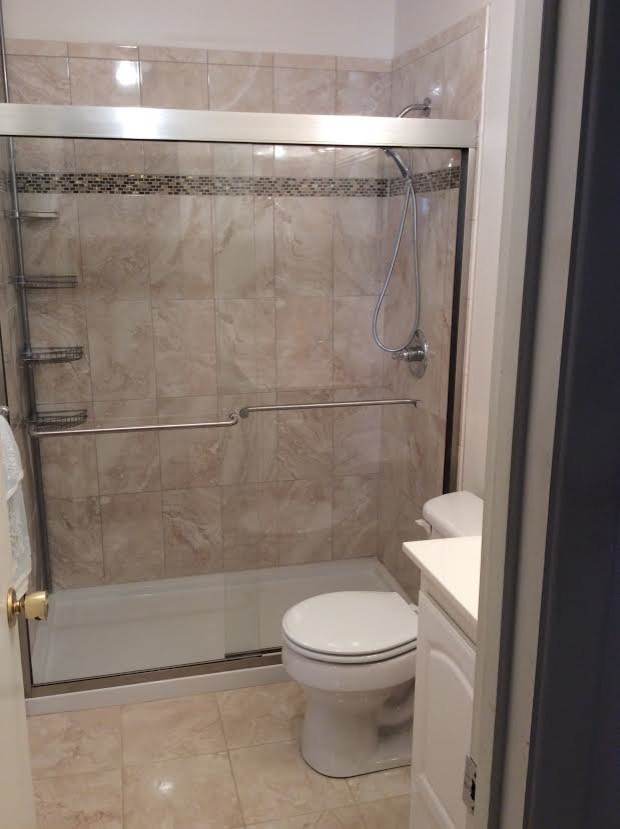 Transitional home design photo in Charleston