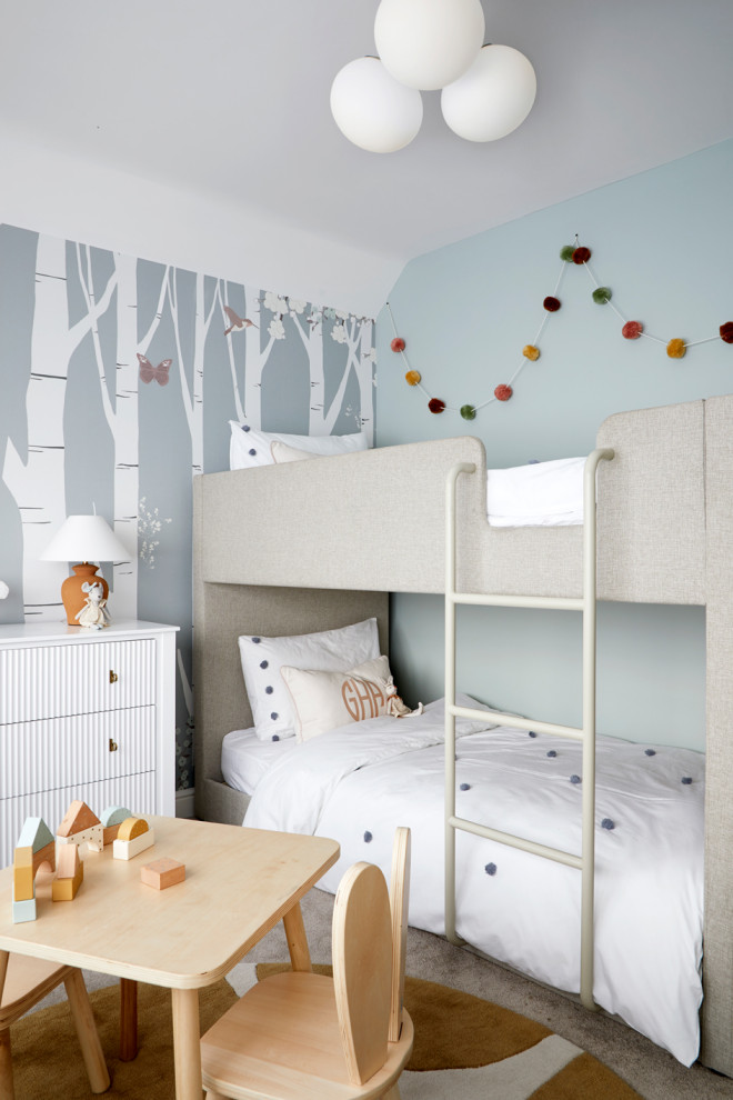 Idées déco pour une grande chambre d'enfant de 4 à 10 ans scandinave avec du papier peint et un lit superposé.