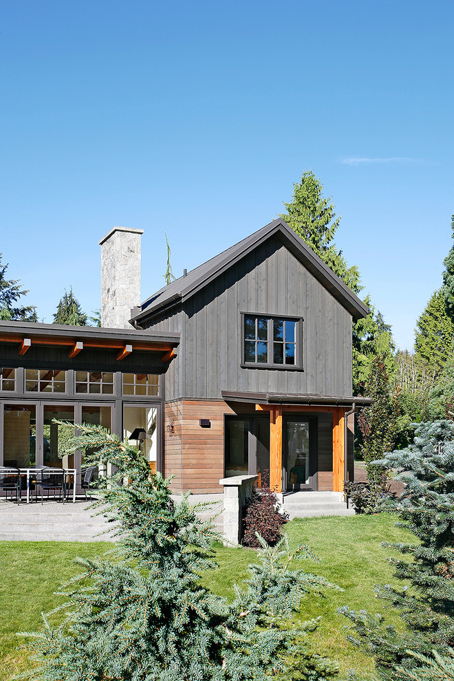 Design ideas for a mid-sized transitional exterior in Seattle.