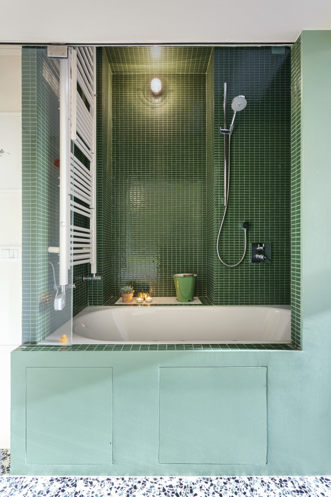 На фото: маленькая главная ванная комната в современном стиле с плоскими фасадами, зелеными фасадами, ванной в нише, душем в нише, унитазом-моноблоком, зеленой плиткой, плиткой мозаикой, зелеными стенами, полом из цементной плитки, монолитной раковиной, столешницей из искусственного камня, зеленым полом, душем с раздвижными дверями, белой столешницей, нишей, тумбой под одну раковину, подвесной тумбой и балками на потолке для на участке и в саду