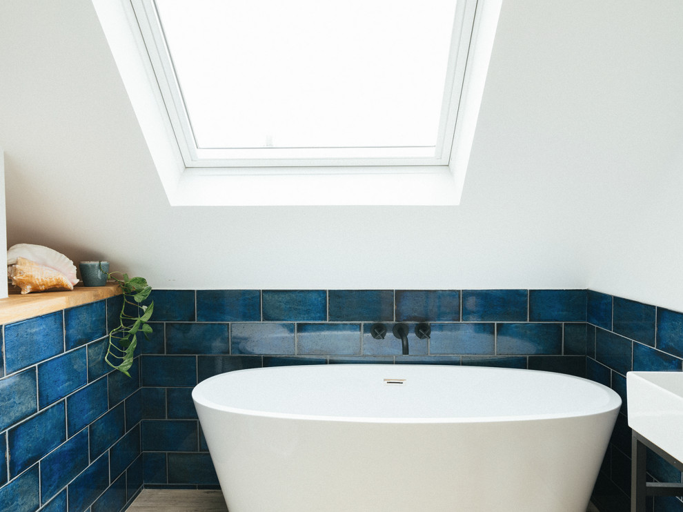Пример оригинального дизайна: большая детская ванная комната в современном стиле с плоскими фасадами, искусственно-состаренными фасадами, отдельно стоящей ванной, открытым душем, унитазом-моноблоком, зеленой плиткой, керамической плиткой, белыми стенами, полом из керамической плитки, столешницей из ламината, открытым душем, тумбой под две раковины, подвесной тумбой и кирпичными стенами