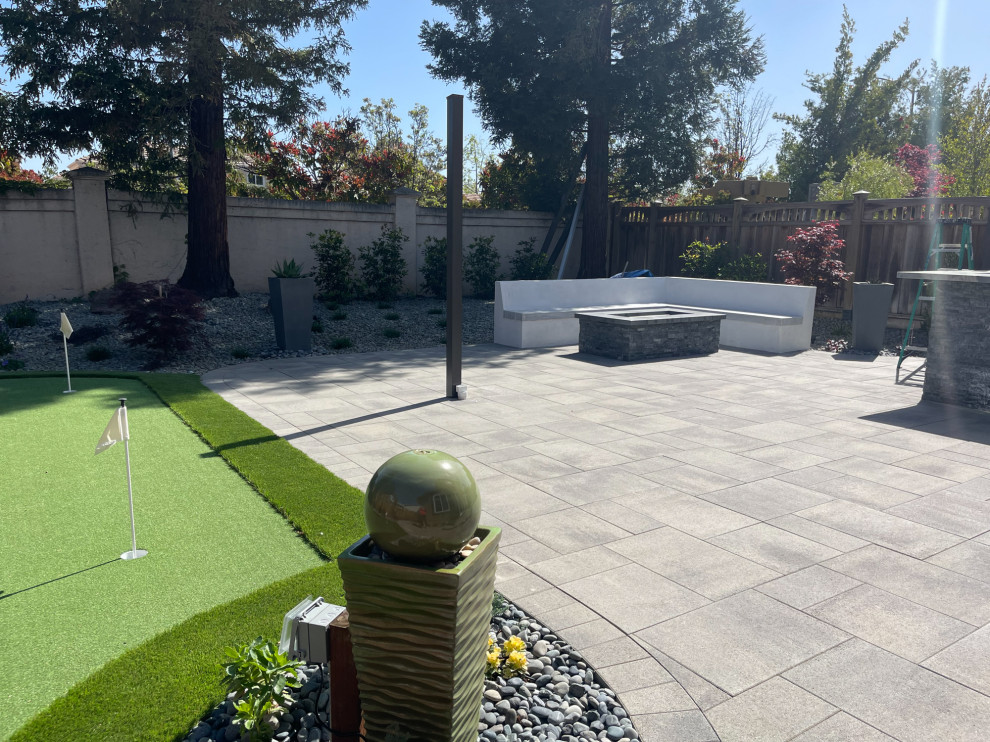 Outdoor Kitchen, Putting Green & Fire Pit