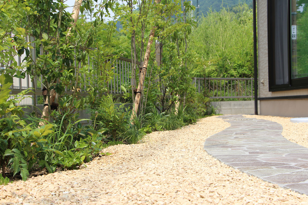 他の地域にある中くらいな、春のモダンスタイルのおしゃれな庭 (庭への小道、半日向、天然石敷き) の写真