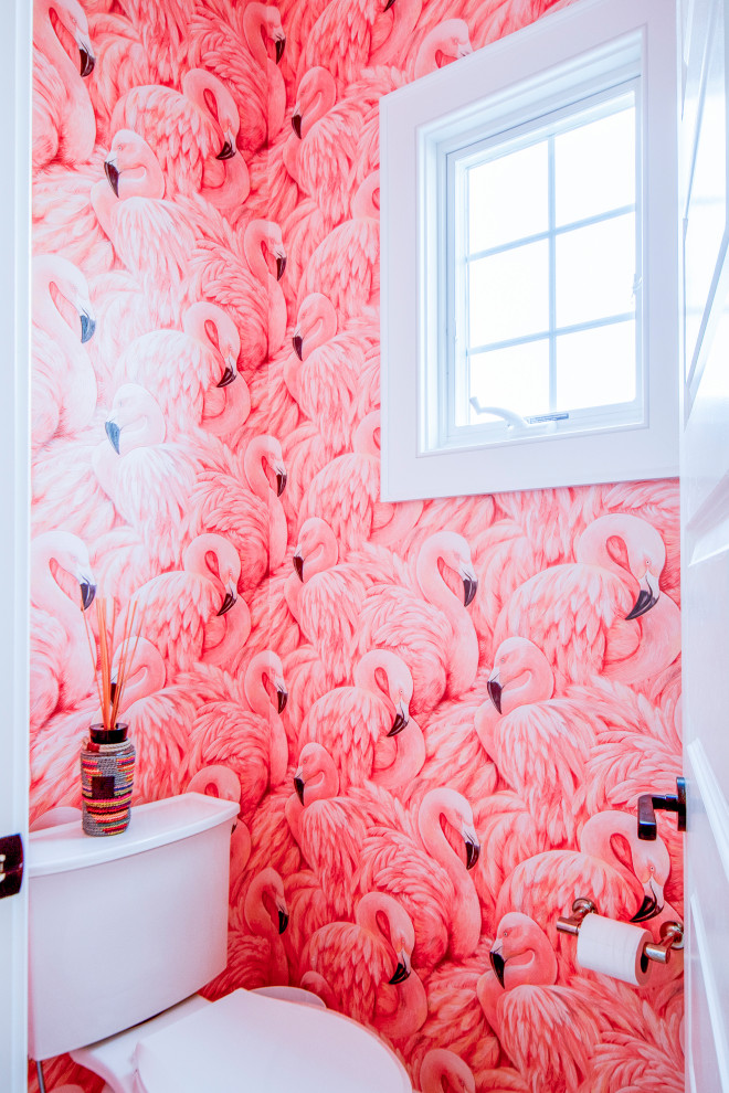 На фото: ванная комната в морском стиле с обоями на стенах