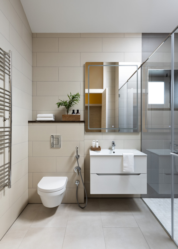 Пример оригинального дизайна: ванная комната среднего размера в современном стиле с плоскими фасадами, белыми фасадами, душем в нише, инсталляцией, бежевой плиткой, керамогранитной плиткой, серыми стенами, полом из керамогранита, душевой кабиной, настольной раковиной, столешницей из искусственного камня, бежевым полом, шторкой для ванной, белой столешницей, гигиеническим душем, тумбой под одну раковину и подвесной тумбой