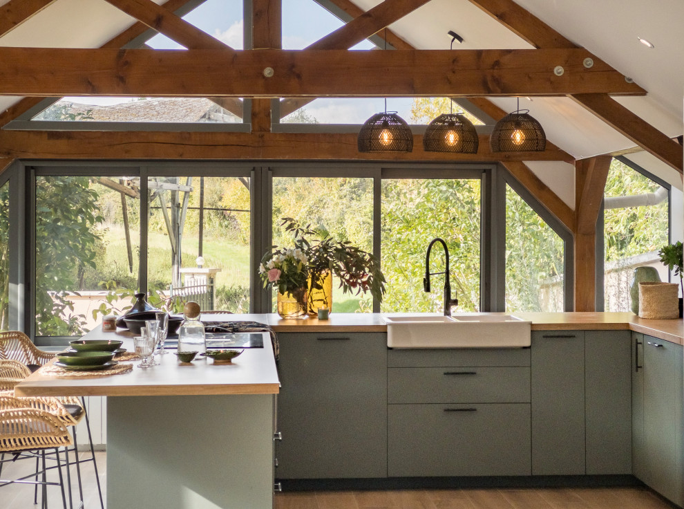 Dans le Vexin, une véranda transformée en cuisine