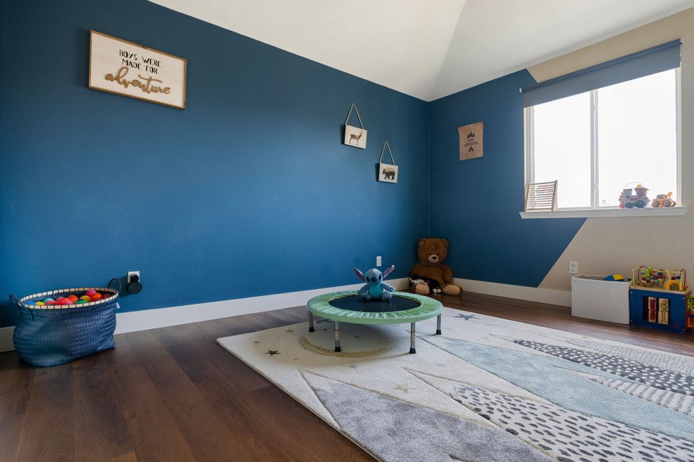 Idéer för mellanstora amerikanska könsneutrala barnrum kombinerat med lekrum och för 4-10-åringar, med blå väggar, vinylgolv och brunt golv