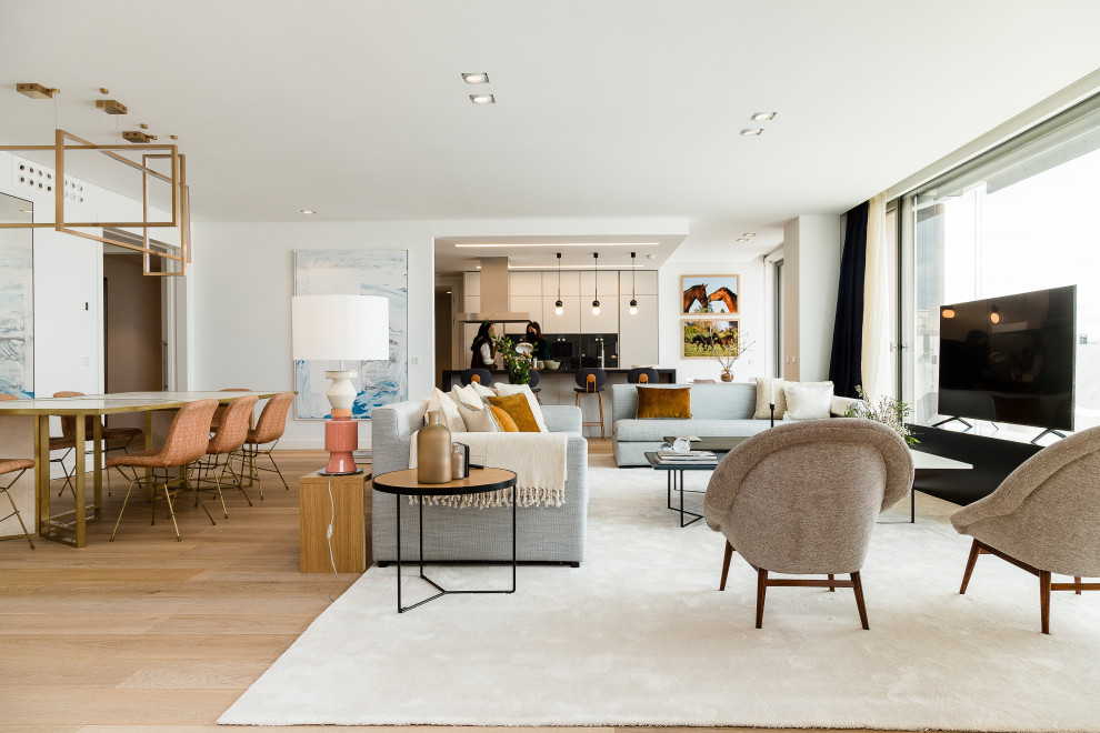Modernes Wohnzimmer mit weißer Wandfarbe und braunem Holzboden in Madrid