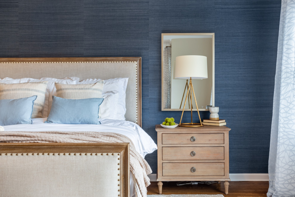 Großes Modernes Hauptschlafzimmer ohne Kamin mit blauer Wandfarbe, hellem Holzboden, beigem Boden, gewölbter Decke und Tapetenwänden in New York
