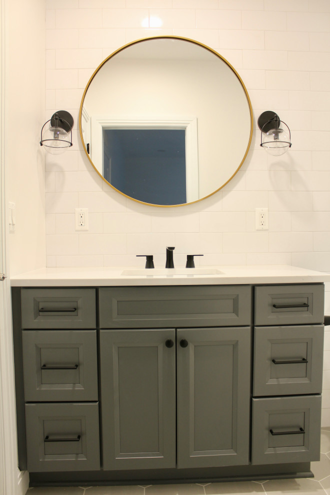 Inspiration för klassiska badrum, med luckor med infälld panel, grå skåp, vit kakel, keramikplattor, vita väggar, klinkergolv i keramik, ett undermonterad handfat och grått golv