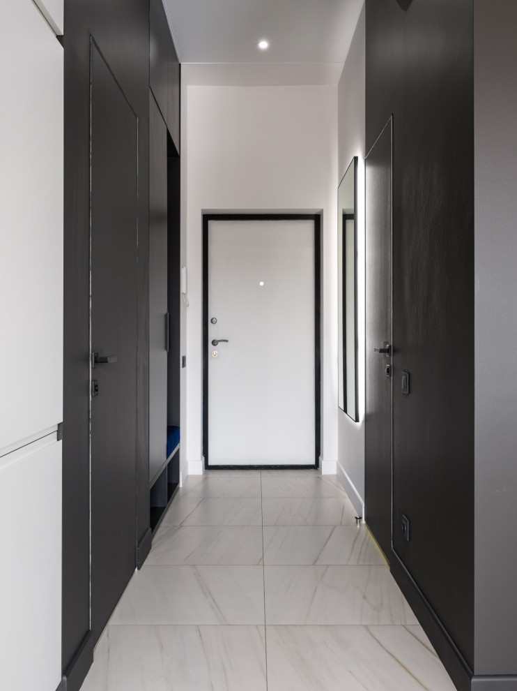 Kleiner Moderner Eingang mit Korridor, weißer Wandfarbe, Keramikboden, Einzeltür, weißer Haustür und beigem Boden in Sonstige