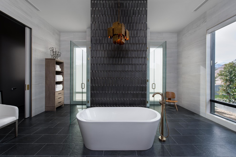 Ispirazione per una stanza da bagno padronale minimal con ante lisce, lavabo sottopiano, top in marmo e top multicolore