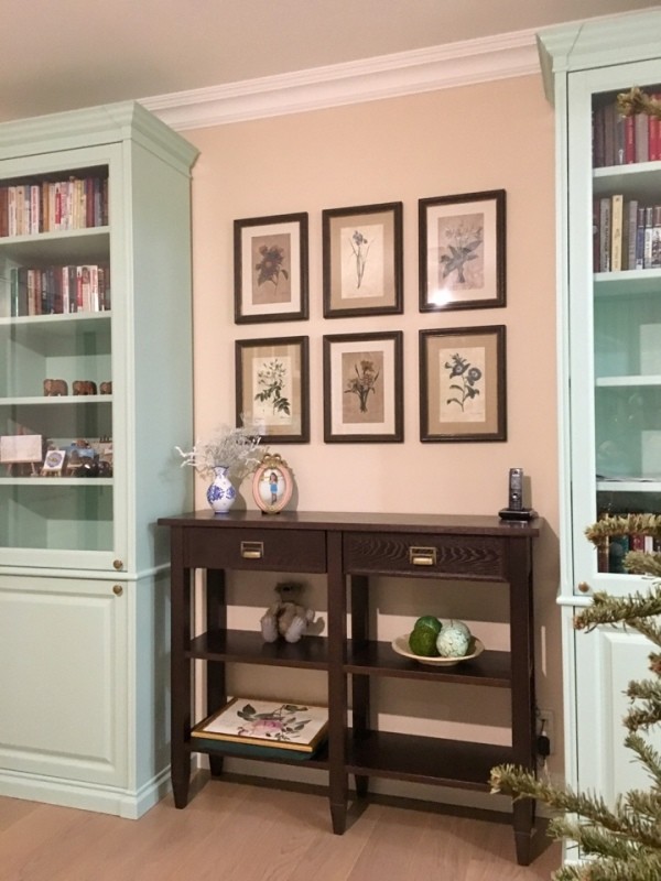 Комплект картин в интерьере гостиной