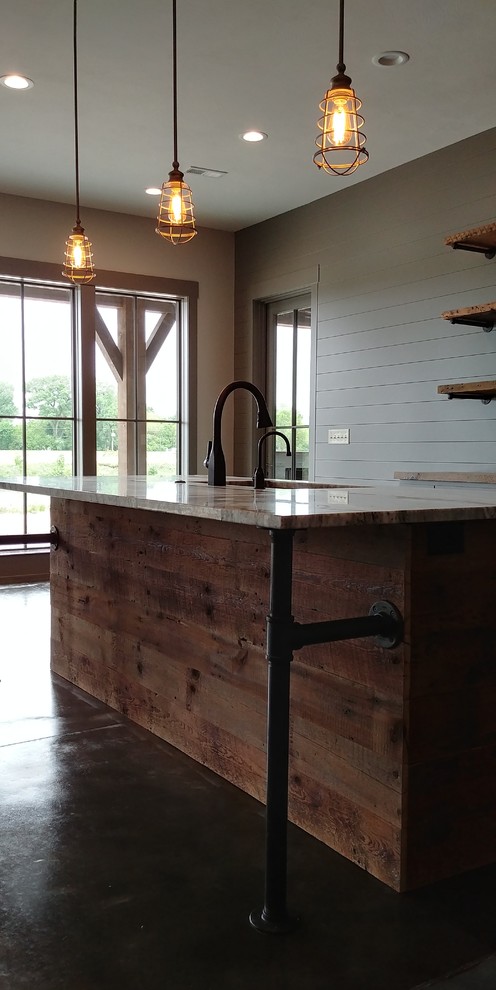 Example of a mountain style home design design in Omaha