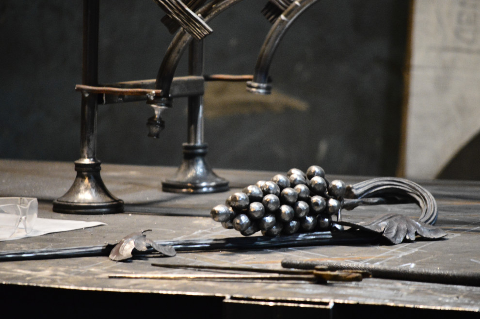 Ковка в интерьере. Винный стеллаж.