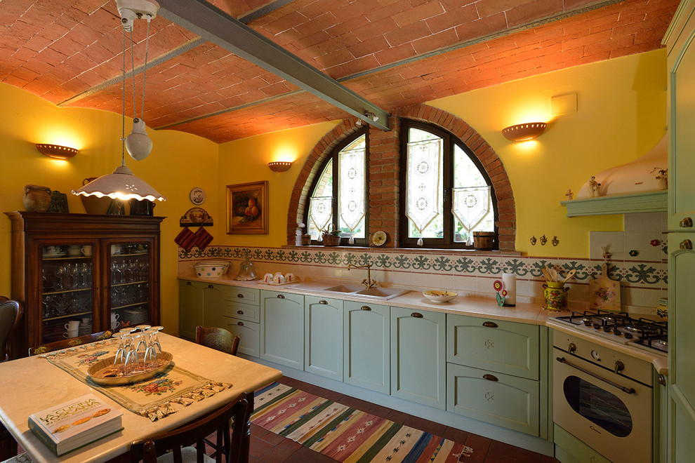 This is an example of a country kitchen in Florence.