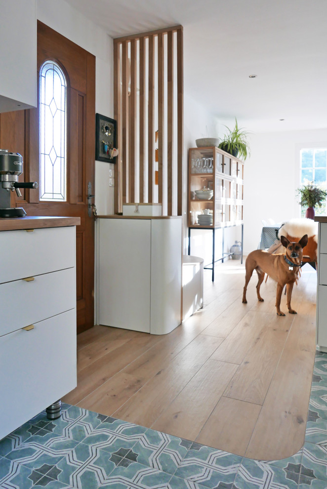 Kleine Landhausstil Haustür mit Keramikboden, Einzeltür, grünem Boden und Holzwänden in Marseille