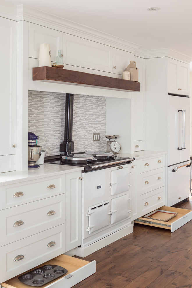 Transitional kitchen photo in Toronto
