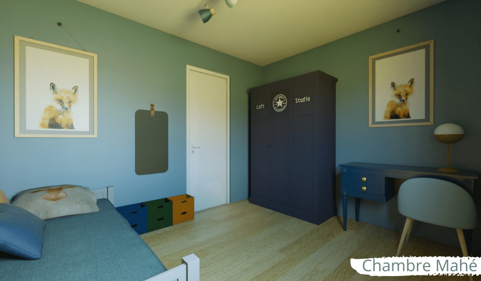 Immagine di una cameretta per bambini da 4 a 10 anni stile marinaro di medie dimensioni con pareti blu, pavimento in bambù, pavimento beige e carta da parati