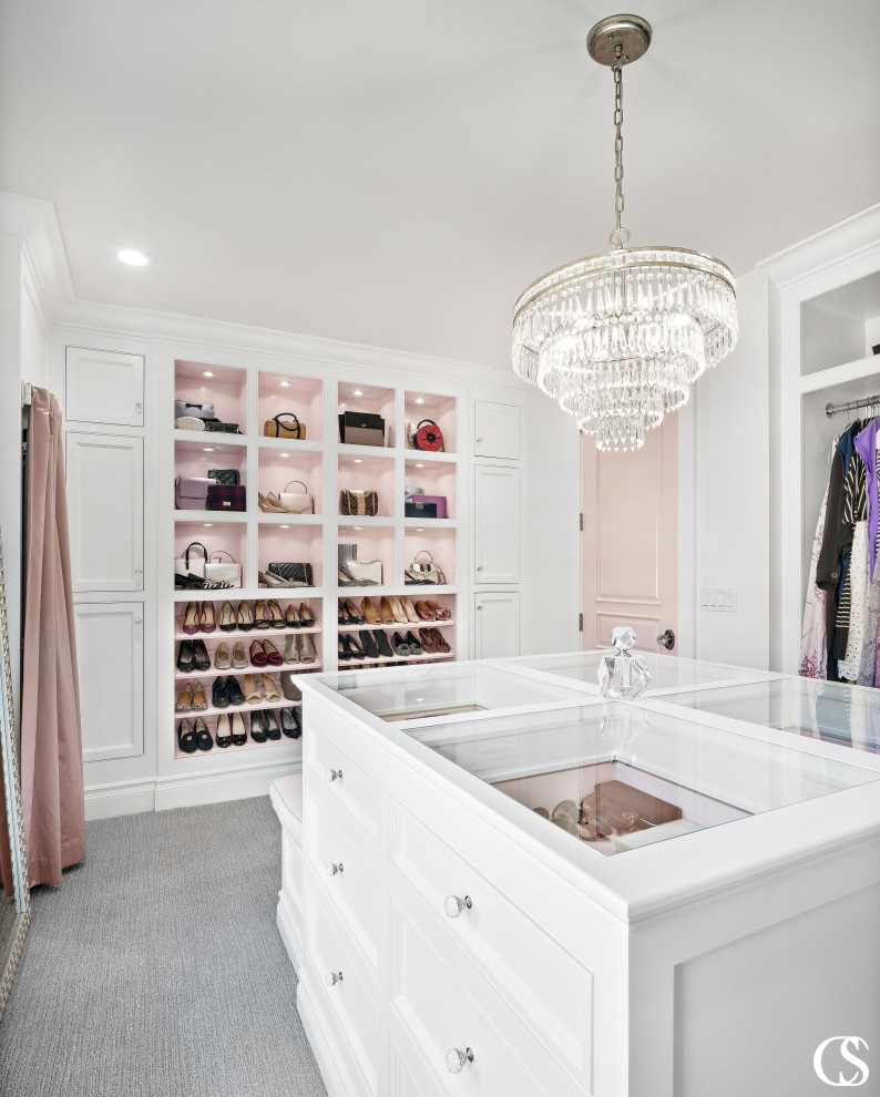 Exempel på ett stort klassiskt omklädningsrum för kvinnor, med öppna hyllor, vita skåp, heltäckningsmatta och grått golv