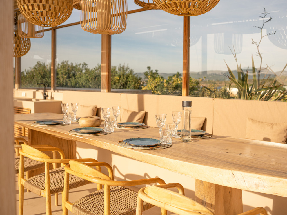 Idées déco pour une grande terrasse latérale bord de mer avec une cuisine d'été, une dalle de béton et une pergola.