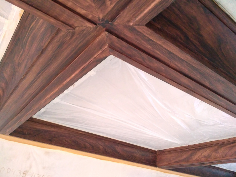 Разделка под орех гипсовых кессонов на потолке.