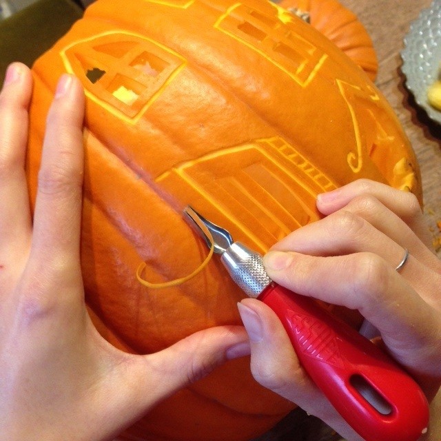 Kürbis schnitzen: DIY-Anleitung für einen gruseligen Halloween-Kürbis