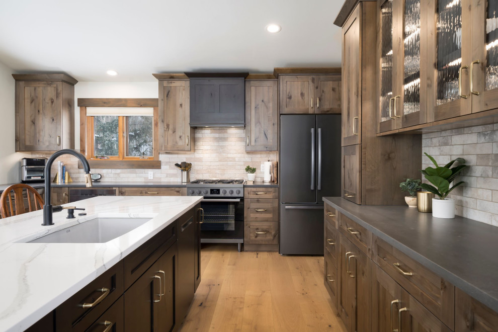 Foto di una cucina contemporanea di medie dimensioni con ante in stile shaker, ante in legno scuro, top in quarzo composito, paraspruzzi grigio e top multicolore