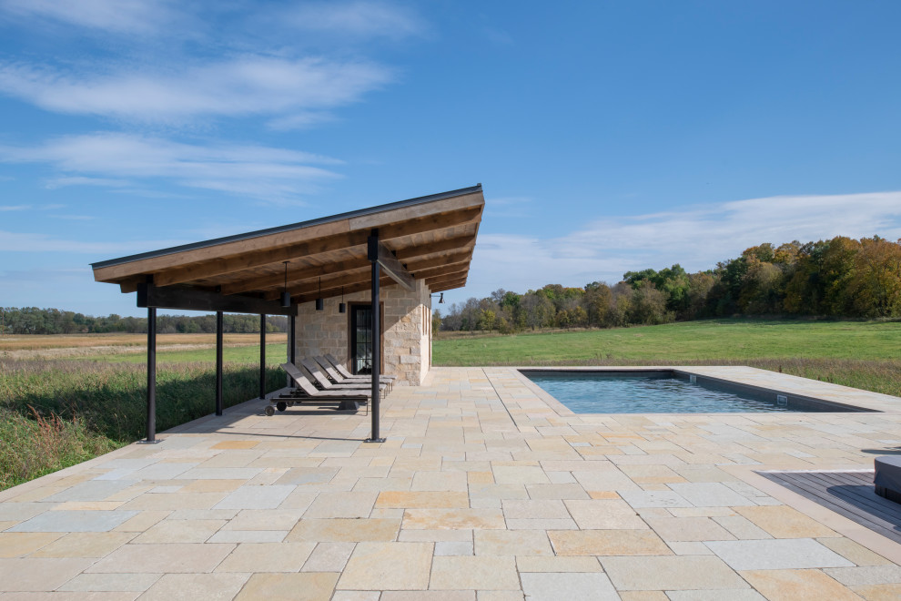 Idée de décoration pour un grand Abris de piscine et pool houses arrière chalet rectangle avec des pavés en pierre naturelle.