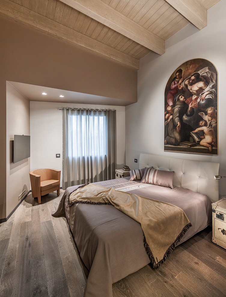 Inspiration for a traditional bedroom in Milan.