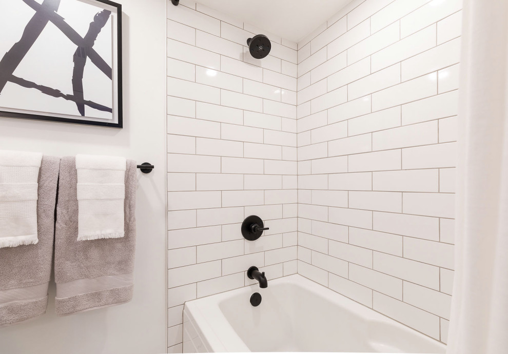 Стильный дизайн: маленькая главная ванная комната в стиле неоклассика (современная классика) с плоскими фасадами, коричневыми фасадами, ванной в нише, душем над ванной, раздельным унитазом, белой плиткой, плиткой кабанчик, белыми стенами, полом из керамогранита, настольной раковиной, столешницей из ламината, белым полом, открытым душем, белой столешницей, тумбой под одну раковину и подвесной тумбой для на участке и в саду - последний тренд