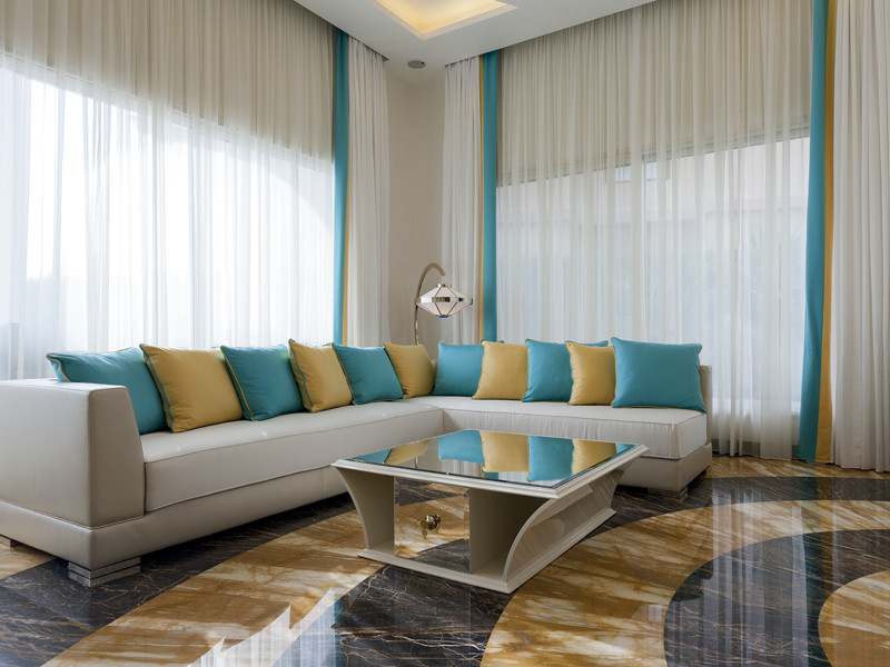 Foto di un grande soggiorno moderno aperto con pareti beige, pavimento in marmo, pavimento multicolore e soffitto a cassettoni