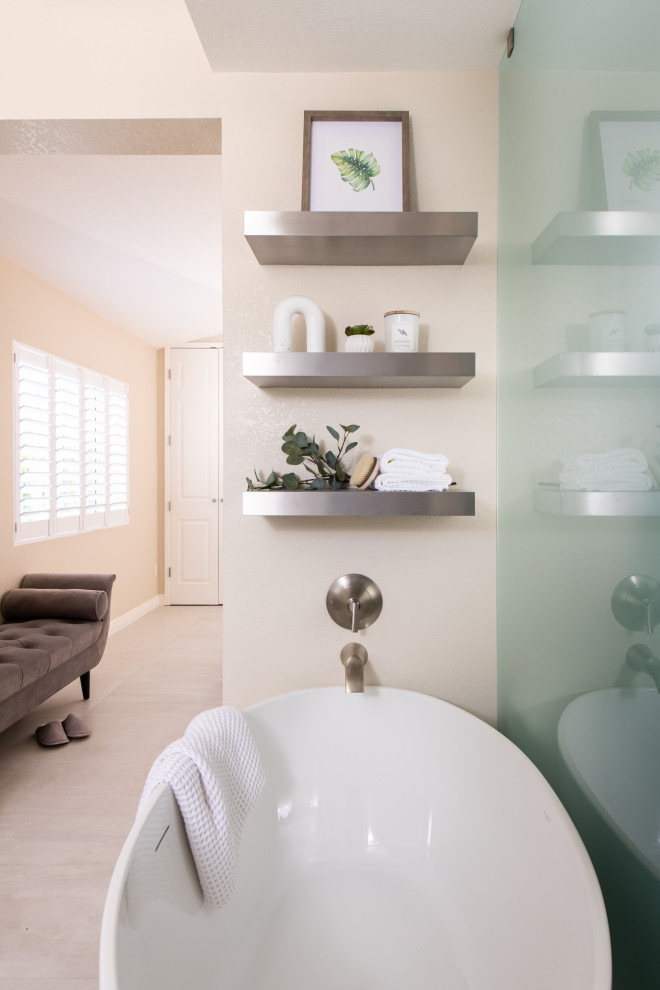 Transitional home design photo in Orange County