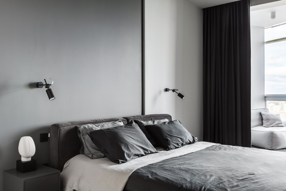 Идея дизайна: хозяйская спальня среднего размера в современном стиле с серыми стенами, полом из ламината и бежевым полом